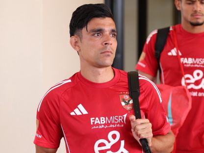 أشرف بن شرقي لاعب الأهلي المصري خلال التوجه إلى التدريب بمعسكر تونس - 24 يوليو 2025 - X/@AlAhly