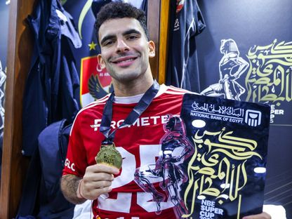 أحمد سيد زيزو مهاجم الأهلي يحتفل بلقب السوبر المصري بعد الفوز في الدور النهائي على الزمالك - 9 نوفمبر 2025 - FB/@Al Ahly SC