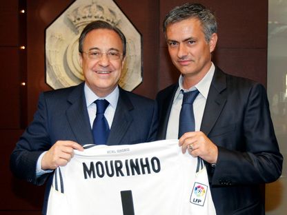 جوزيه مورينيو خلال حفل تقديمه لتدريب ريال مدريد مع رئيس النادي فلورنتينو بيريز - 31 مايو 2010 - Reuters