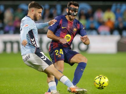 إيريك غارسيا يرتدي القناع في مباراة سيلتا فيغو وبرشلونة بالدوري الإسباني - 9 نوفمبر 2025 - Reuters