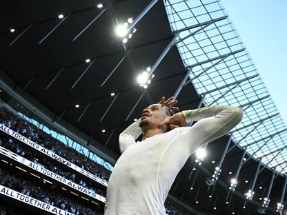 تشافي سيمونز لاعب توتنهام يحتفل بهدفه أمام برايتون بالدوري الإنجليزي - 18 أبريل 2026 - Reuters