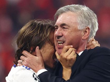 كارو أنشيلوتي يعانق لوكا مودريش بعد نهائي دوري أبطال أوروبا وتتويج ريال مدريد باللقب - 28 مايو 2022 - Reuters