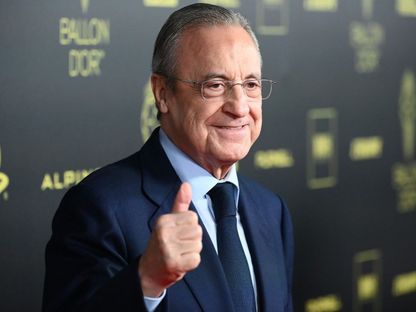 رئيس ريال مدريد فلورنتينو بيريز لدى وصوله إلى حفل توزيع جائزة الكرة الذهبية في باريس - 17 أكتوبر 2022 - AFP