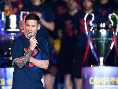 كلمة ليونيل ميسي خلال احتفالات برشلونة بالتتويج بدوري أبطال أوروبا موسم 2014-2015 - 8 يونيو 2015 - AFP