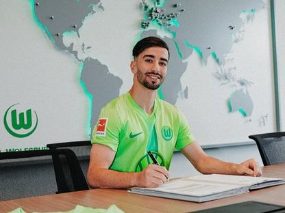 الجزائري محمد الأمين عمورة لدى توقيعه مع فولفسبورغ - 8 يوليو 2024 - X/VfL_Wolfsburg