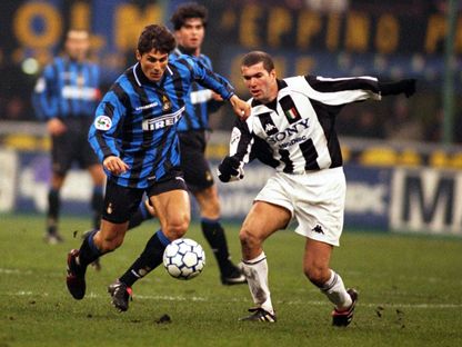 زين الدين زيدان وخافيير زانيتي من مباراة يوفنتوس وإنتر ميلان بالدوري الإيطالي - 1 يناير 1998 - Reuters