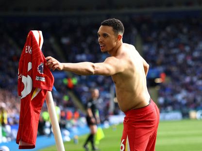 ترينت ألكسندر أرنولد ظهير ليفربول الأيمن يحتفل بهدفه أمام ليستر سيتي بالدوري الإنجليزي - 20 أبريل 2025 - Reuters
