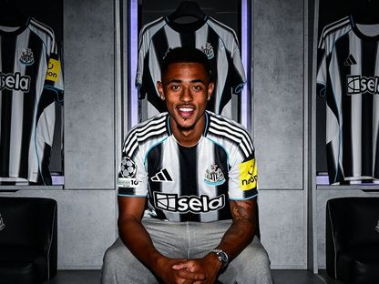 جاكوب رامسي بقميص نيوكاسل بعد انضمامه للنادي من أستون فيلا - 17 أغسطس 2025 - X/@NUFC