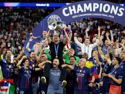 لويس إنريكي مدرب باريس سان جيرمان يرفع كأس دوري أبطال أوروبا - 30 مايو 2026 - Reuters