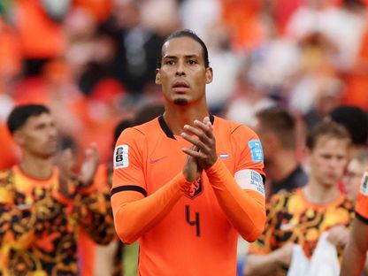 فيرجيل فان دايك يحيّي الجمهور بعد فوز هولندا على تونس وبلوغها دور الـ32 في كأس العالم - 25 يونيو 2026 - REUTERS