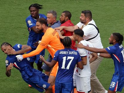 صدام لاعب تشيلسي جواو بيدرو مع حارس باريس سان جيرمان جيانلويجي دوناروما والمدرب لويس إنريكي بعد نهائي كأس العالم للأندية - 13 يوليو 2025 - Reuters