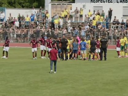 لحظة الاشتباك بين لاعبي ميتز الفرنسي وفورتونا سيتارد الهولندي - 25 يوليو 2026 - lequipe