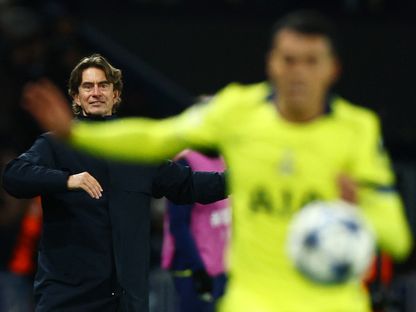 توماس فرانك مدرب توتنهام يوجه لاعبيه خلال مواجهة باريس سان جيرمان - 26 نوفمبر 2025 - REUTERS