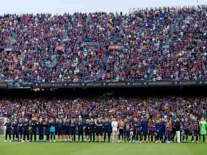 لاعبو برشلونة مع المشجعين في كامب نو بعد التتويج بلقب الدوري الإسباني - 28 مايو 2023 - Reuters