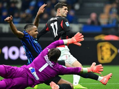 الأميركي كريستيان بوليسيتش في محاولة لتسجيل هدف لميلان أمام حارس إنتر يان سومر في الدوري الإيطلي - 23 نوفمبر 2025 - Reuters