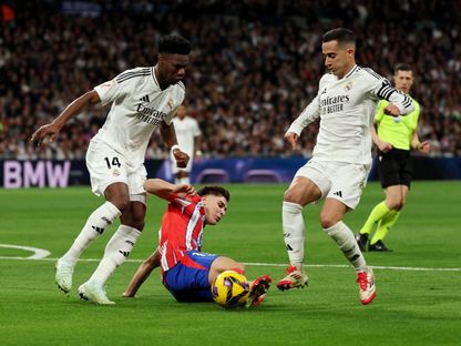 لوكاس فاسكيز (يمين) وأوريلين تشواميني ثنائي ريال مدريد خلال مواجهة أتلتيكو مدريد - 8 يناير 2025 - Reuters