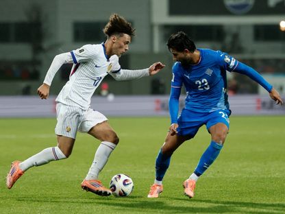 مغناس أكليوش وميكاييل إيليرتسون خلال مباراة بين فرنسا وإيسلندا بتصفيات كأس العالم 2026 - 13 أكتوبر 2025 - Reuters