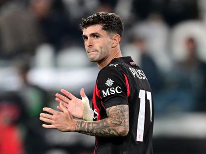 كريستيان بوليسيتش مهاجم ميلان يتحسر على إهدار ركلة جزاء أمام يوفنتوس في الدوري الإيطالي - 5 أكتوبر 2025 - Reuters