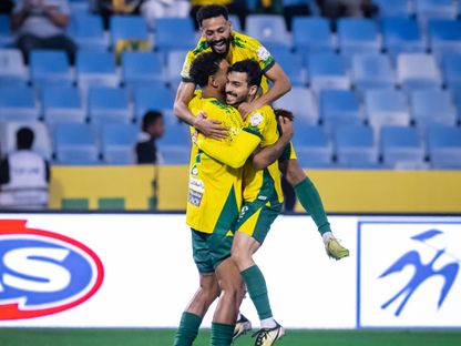 لاعبو الخليج يحتفلون بعد التسجيل بمواجهة ضمك في دوري روشن السعودي - 9 يناير 2026 - X/@Khaleejclub