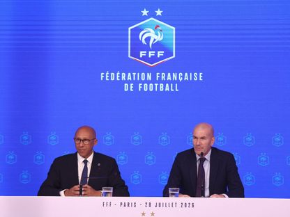 زين الدين زيدان ورئيس الاتحاد الفرنسي لكرة القدم فيليب ديالو بعد تعيينه مدرباً لمنتخب فرنسا - 28 يوليو 2026 - REUTERS