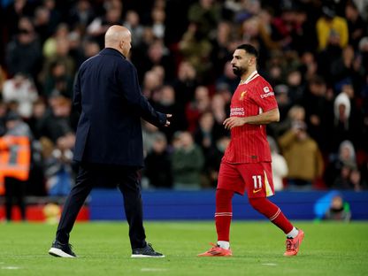 محمد صلاح مع أرني سلوت مدرب ليفربول بعد مواجهة فولهام - 14 ديسمبر 2024 - Reuters