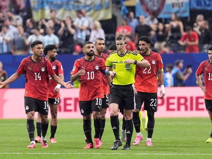 محمد صلاح يعترض مع لاعبي مصر على احتساب هدف الأرجنتين الثالث - 7 يوليو 2026 - Reuters
