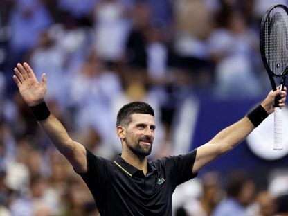 نوفاك دجوكوفيتش يحيي الجماهير بعد فوزه في مباراته الأولى ببطولة أميركا المفتوحة للتنس - 24 أغسطس 2025 - REUTERS