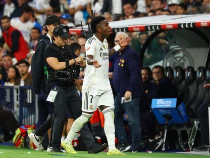 فينيسيوس جونيور يبدي استياءه بعدما أبدله تشابي ألونسو خلال مباراة بين ريال مدريد وبرشلونة - 26 أكتوبر 2025 - Reuters