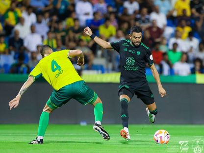 رياض محرز لاعب الأهلي السعودي يسدد الكرة في مباراة فريقه أمام الخليج - 17 أغسطس 2023 - X/@ALAHLI_FC