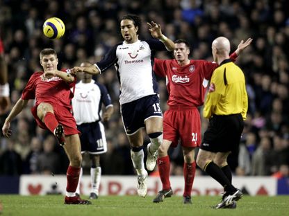 ميدو في صراع على الكرة مع ستيفن جيرارد خلال لقاء توتنهام وليفربول بكأس الاتحاد الإنجليزي - 14 يناير 2006 - Reuters