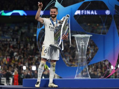 ناتشو فيرنانديز قائد ريال مدريد يحمل كأس دوري أبطال أوروبا - 1 يونيو 2024 - AFP