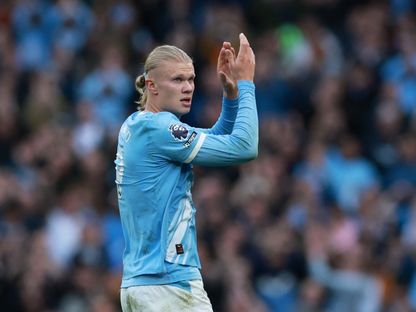 إيرلينغ هالاند مهاجم مانشستر سيتي يحيي الجماهير خلال استبداله في مباراة مانشستر يونايتد في الدوري الإنجليزي - 14 سبتمبر 2025 - Reuters