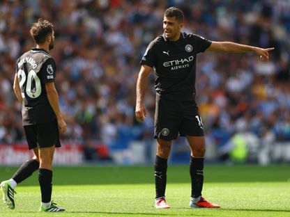 رودري (إلى اليمين) لاعب مانشستر سيتي يتحدث إلى زميله برناردو سيلفا خلال مباراة برايتون - 31 أغسطس 2025 - Action Images via Reuters