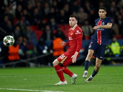 آندي روبرتسون لاعب ليفربول خلال مواجهة أشرف حكيمي لاعب باريس سان جيرمان - 5 مارس 2025 - Reuters