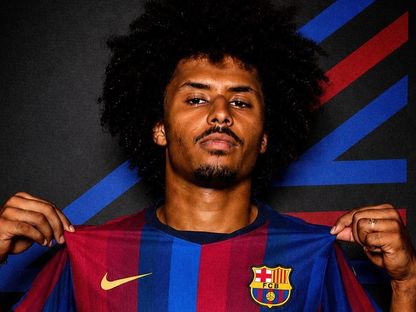 صورة مُركبة للاعب الألماني كريم أديمي بقميص فريق برشلونة - الشرق