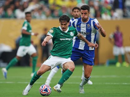 البرازيلي ماوريسيو في مواجهة البرتغالي فرانسيسكو مورا خلال مباراة بالميراس وبورتو في كأس العالم للأندية - 15 يونيو 2025 - Reuters