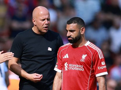 آرني سلوت مدرب ليفربول يتحدث مع محمد صلاح بعد استبداله للإصابة - 25 أبريل 2026 - Reuters