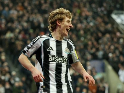 أنتوني غوردون مهاجم نيوكاسل يحتفل بعد تسجيله هدفاً في شباك آيندهوفن الهولندي - 21 يناير 2026 - REUTERS