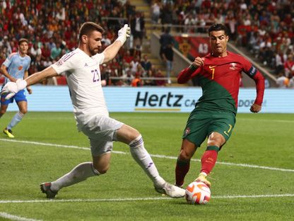صراع بين كريستيانو رونالدو والحارس أوناي سيمون في لقاء إسبانيا والبرتغال بدوري الأمم الأوروبية - 27 سبتمبر 2022 - Reuters