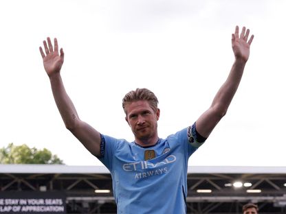 كيفن دي بروين يحيي جماهير مانشستر سيتي بعد مباراته الأخيرة مع الفريق أمام فولهام - 25 مايو 2025 - Reuters