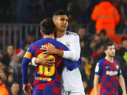 كاسيميرو وليونيل ميسي بعد مباراة بين ريال مدريد وبرشلونة - 18 ديسمبر 2019 - REUTERS