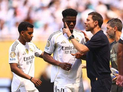 مدرب ريال مدريد تشابي ألونسو يتحدث مع أوريليان تشواميني ورودريغو خلال مواجهة الهلال بكأس العالم للأندية - 18 يونيو 2025 - REUTERS