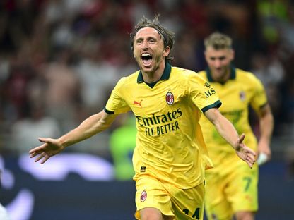 لوكا مودريتش يحتفل بأول أهدافه مع ميلان في مرمى بولونيا بالدوري الإيطالي - 14 سبتمبر 2025 - Reuters