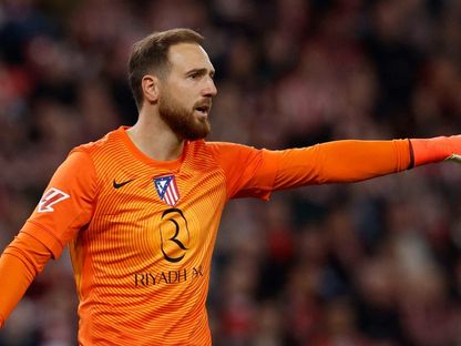 الحارس السلوفيني يان أوبلاك يوجه مدافعي أتلتيكو مدريد في مباراة أتلتيك بلباو بالدوري الإسباني - 6 ديسمبر 2025 - Reuters