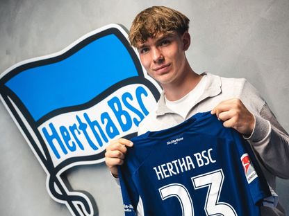كينيت أيشهورن خلال توقيع العقد الجديد مع هيرتا برلين - 2 يوليو 2025 - FB/@ Hertha BSC