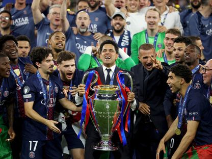 رئيس باريس سان جيرمان ناصر الخليفي يرفع كأس دوري أبطال أوروبا بعد الفوز على أرسنال في النهائي - 30 مايو 2026 - REUTERS
