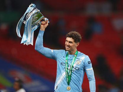 جون ستونز يحمل كأس رابطة الأندية الإنجليزية المحترفة بعد فوز مانشستر سيتي على أرسنال في النهائي - 22 مارس 2026 - Action Images via Reuters