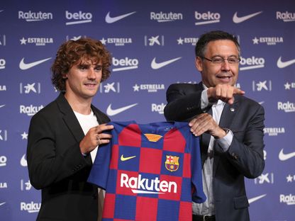 رئيس برشلونة جوسيب ماريا بارتوميو خلال تقديم أنطوان غريزمان بعد ضمّه من أتلتيكو مدريد - 14 يوليو 2019 - REUTERS