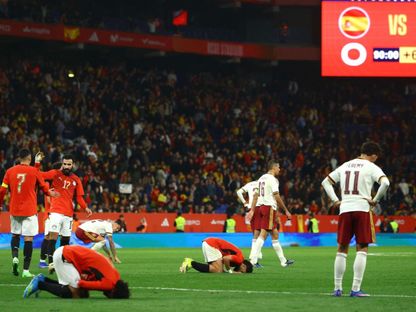 مهند لاشين يصافح محمود حسن تريزيغيه ومحمد هاني يسجد بعد تعادل مصر مع إسبانيا في مباراة ودية - 31 مارس 2026 - Reuters