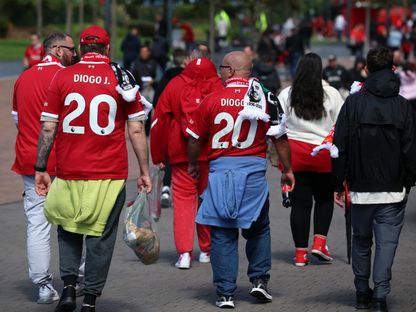 جمهور ليفربول يرتدي قمصان الراحل ديوغو جوتا خارج ملعب أنفيلد - 4 أغسطس 2025 - Reuters